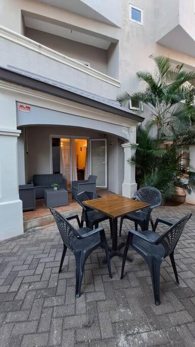 Sunshine Luxurious Villa:4 Mins Walk From Beach Flic-en-Flacq Buitenkant foto